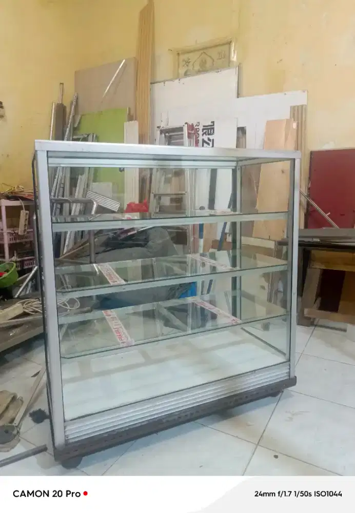 Bismillah jual etalase panjang 1 m x tinggi 110 cm x lebar 45 cm,