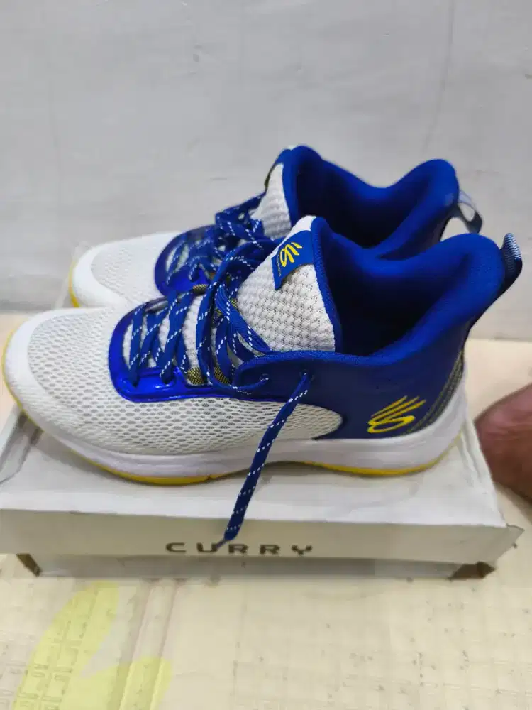 Sepatu Basket Under Armour Curry 3z6