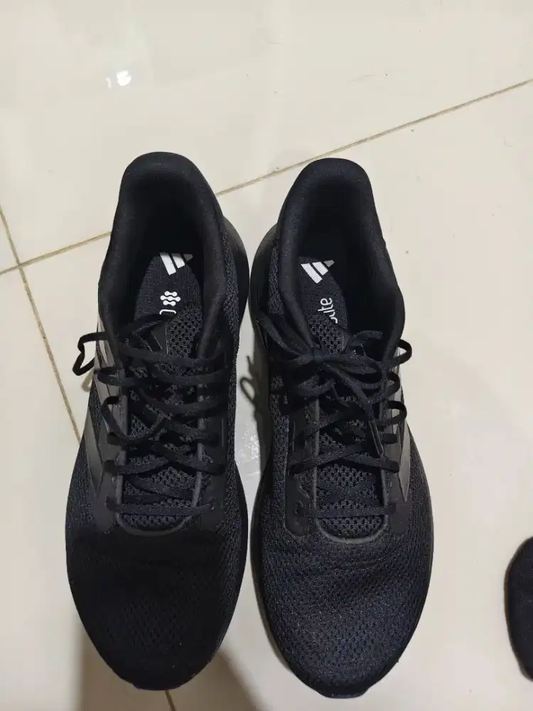 Sepatu Adidas runner
