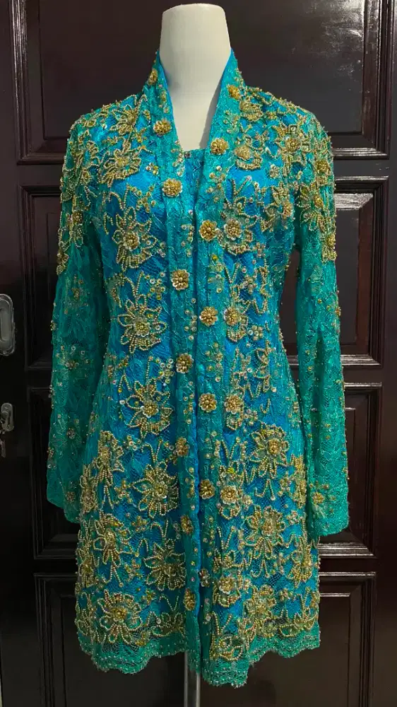Kebaya brokat payet warna biru muda