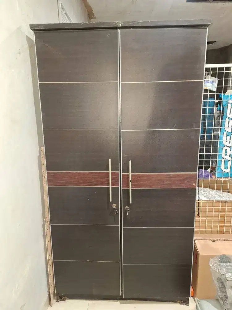 Lemari Pakaian Bekas Ukuran Besar
