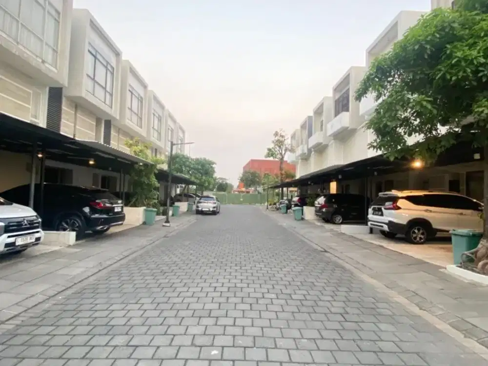 Rumah perlu renovasi 3 lantai di Graha Natura Surabaya