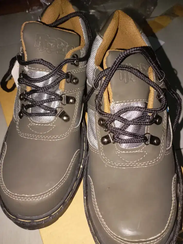 sepatu safety ujung besi