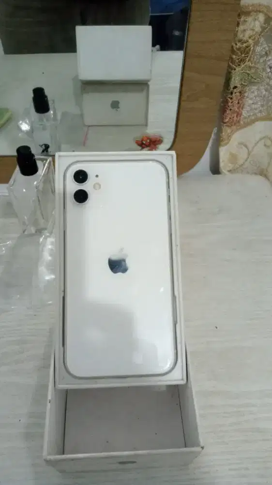 DIJUAL IPHONE 11 128GB WHITE (PUTIH)