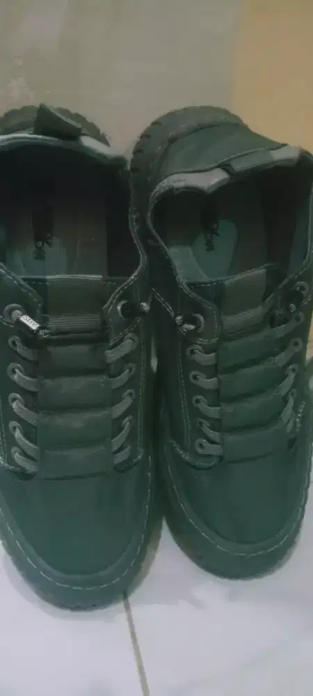 Sepatu Tali Abu