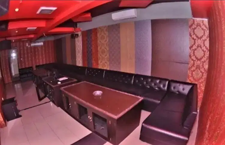 Loker VIP Karaoke, Night Live
