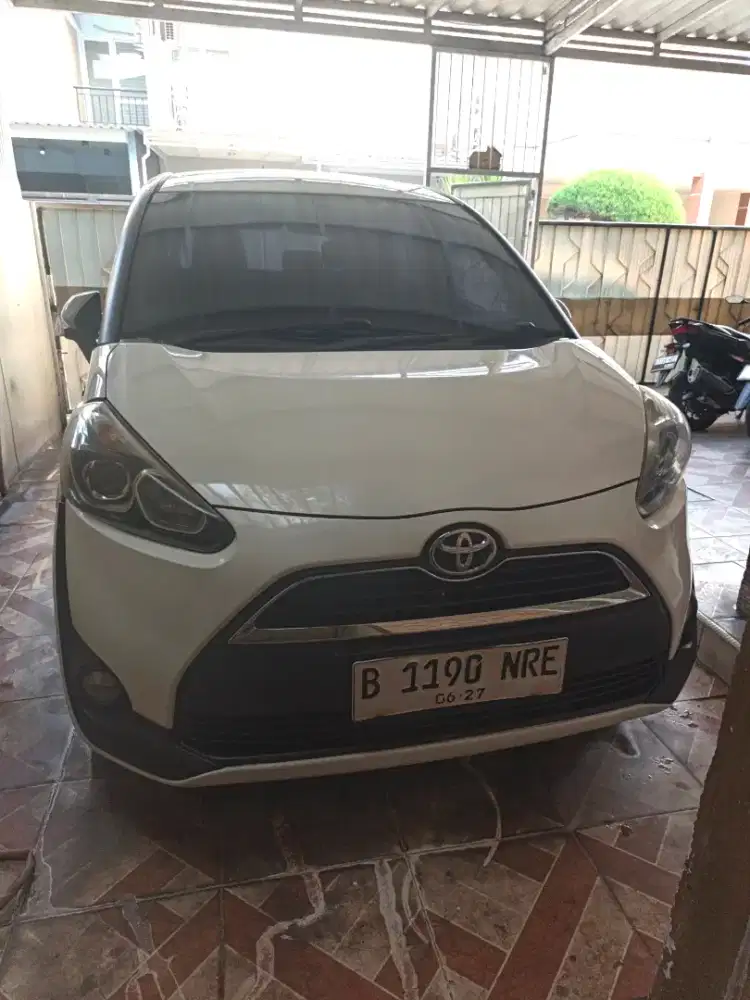 Toyota sienta V 2017