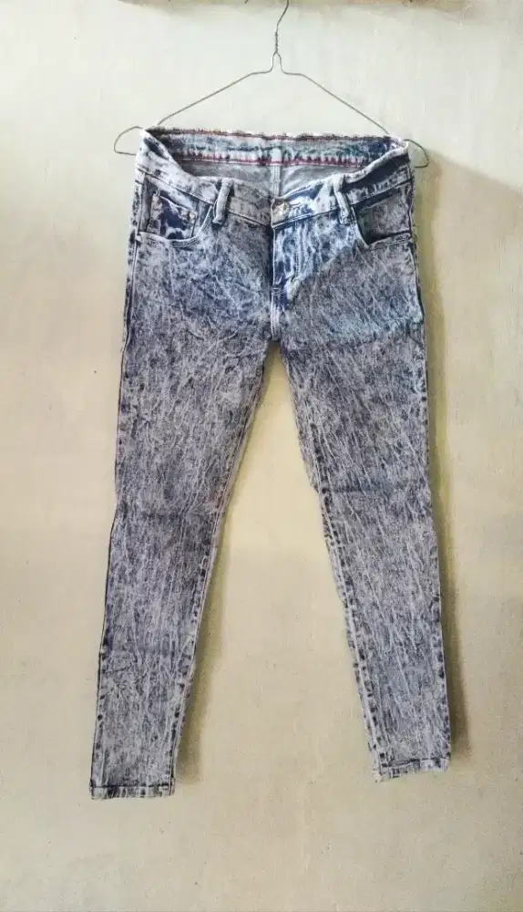 Jeans Wanita GUESS ORIGINAL Slim Fit Acid Wash Size S (27/28)