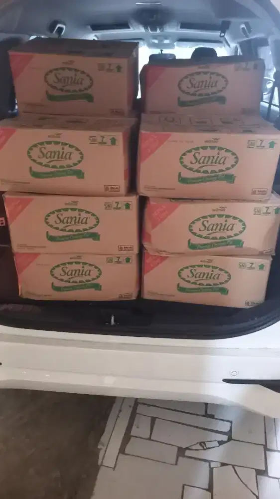 Minyak goreng sania kemasan 2liter.