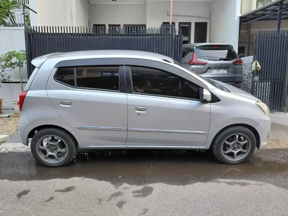 Dijual mobil Daihatsu Ayla MATIC tahun 2014 Silver pake sendiri wanita