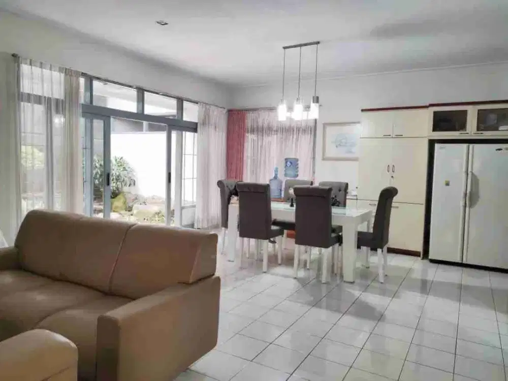 Rumah Luas di Sayap Jl Padjadjaran dekat Istana Plaza LB 450 hanya 6 Milyar Nego