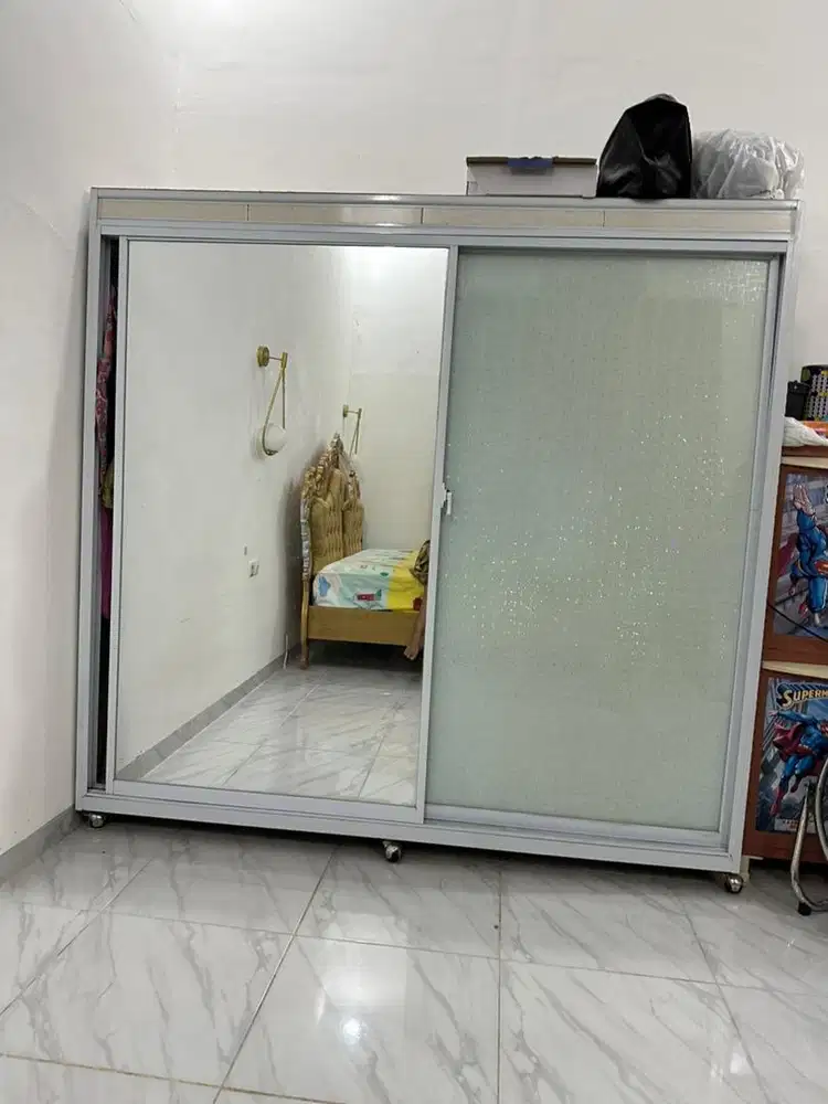 lemari kaca besi