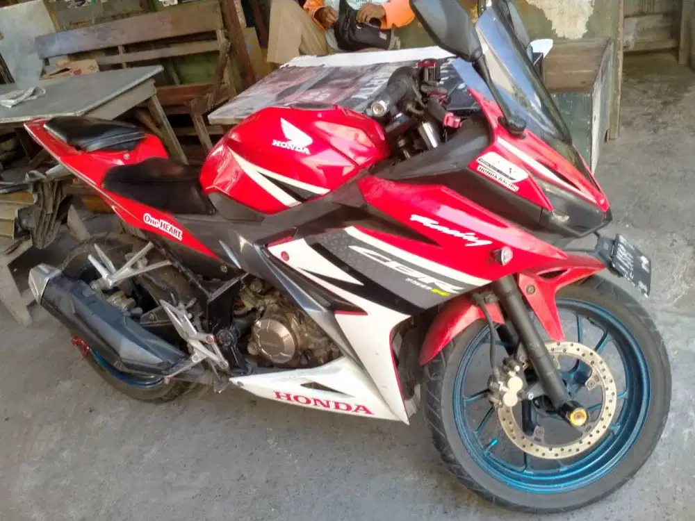 Honda CBR150R 2016 – Merah – Pajak ON – Surat Lengkap