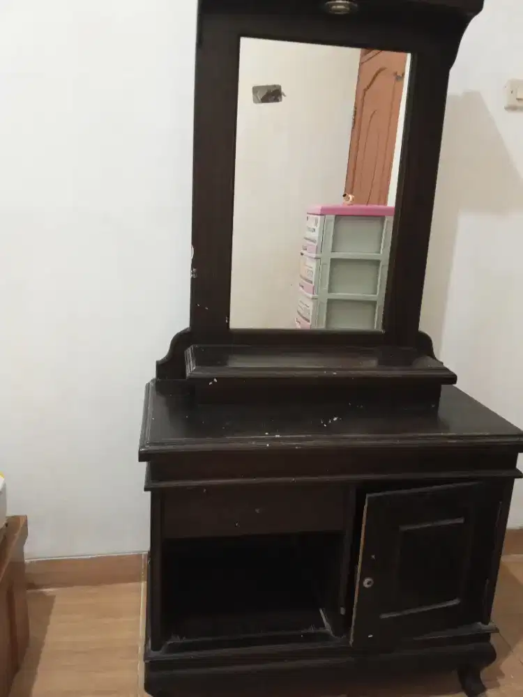 Dijual meja rias dan mesin jait