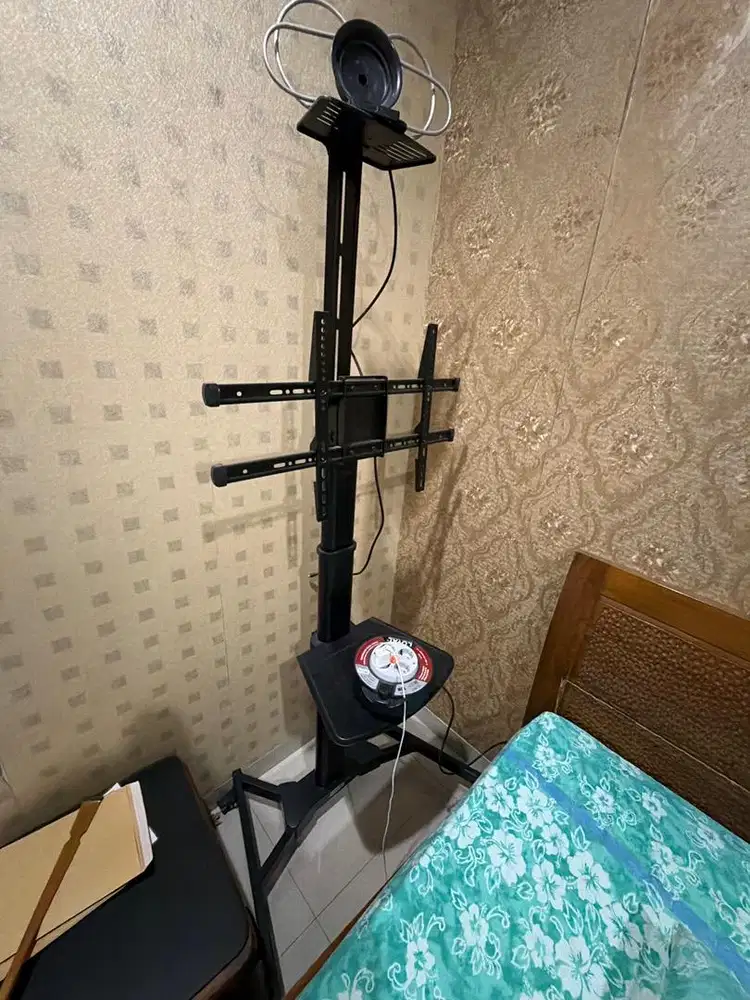 Standing bracket tv
