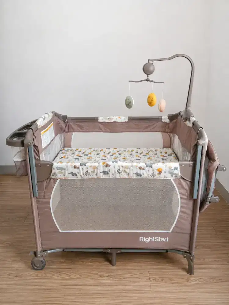 Tempat tidur bayi.bayi tidur lebih nyaman dan luas