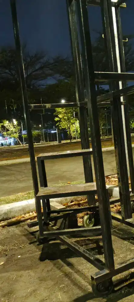 Kuli angkat sembako