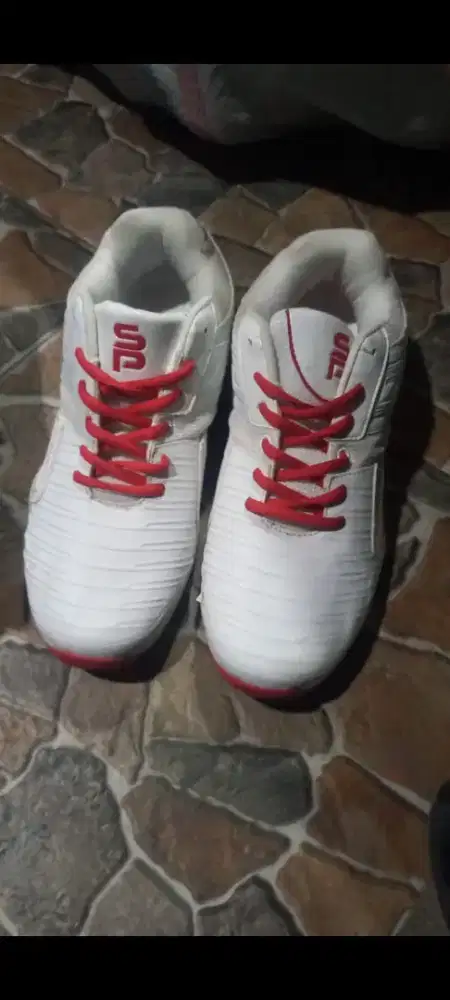 Sepatu running merk Hi-Qua