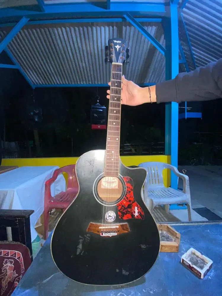 gitar akustik taylor