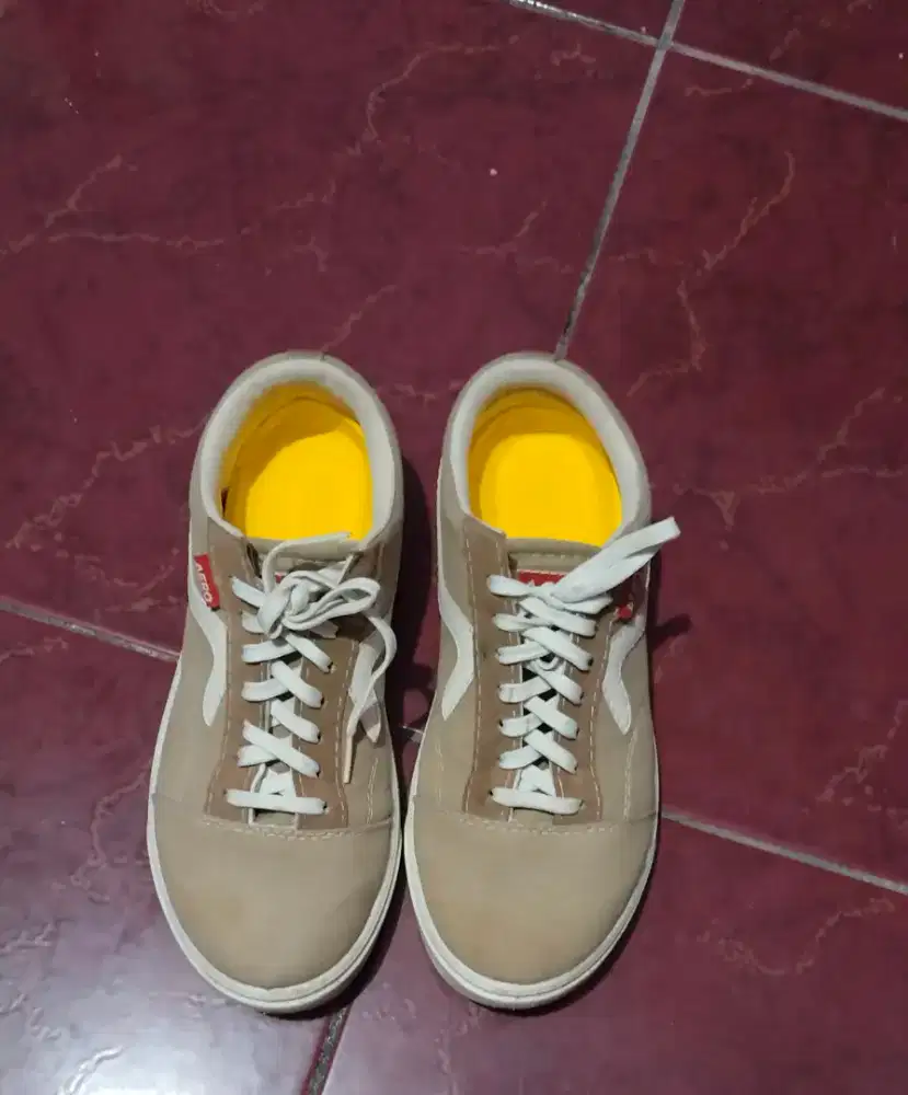 Sepatu aerostreet