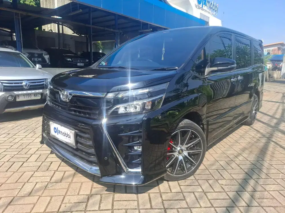 DP 1 JUTA Toyota Voxy 2.0 Bensin-AT 2020 Hitam CSMIB