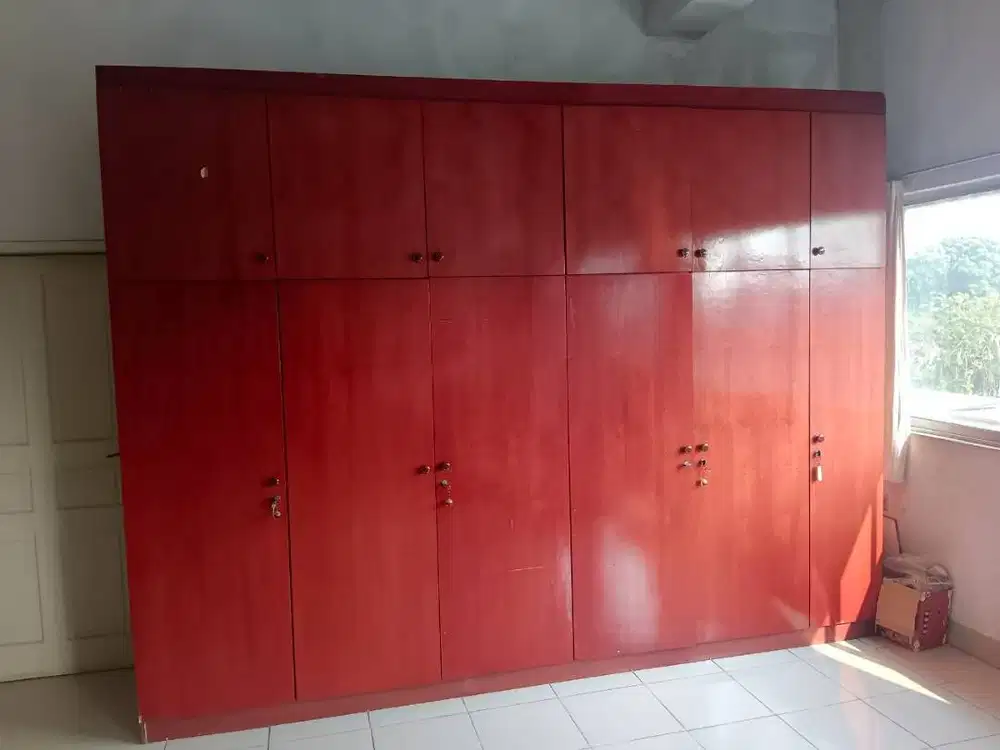 Lemari Kayu Mahoni 3 Tingkat Lebar 3 Meter – Bekas Terawat