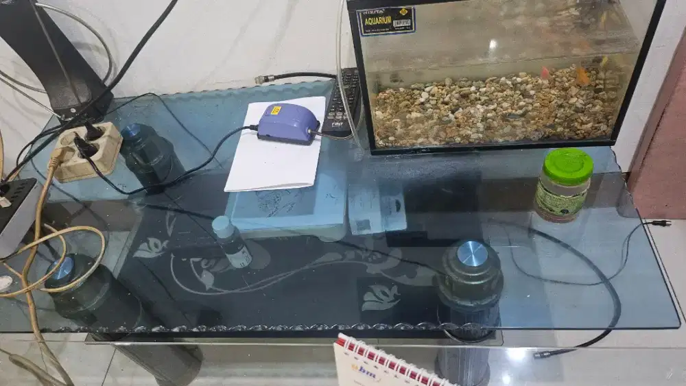 Meja kaca ruang tamu