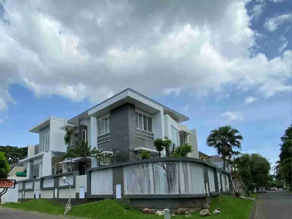 Rumah Mewah Pojok Luas 701 m² di Permata Jingga Soekarno-hatta Malang.