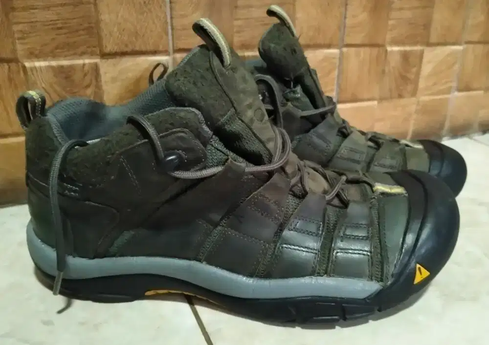 Sepatu gunung KEEN