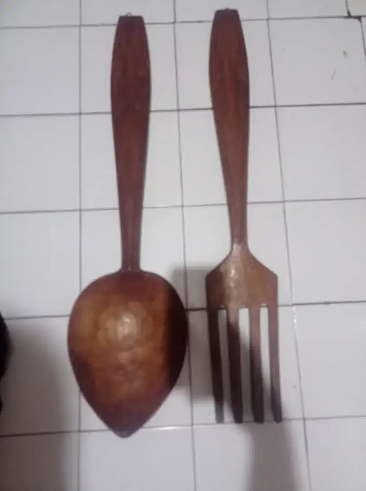 Pajangan kayu motif sendok garpu