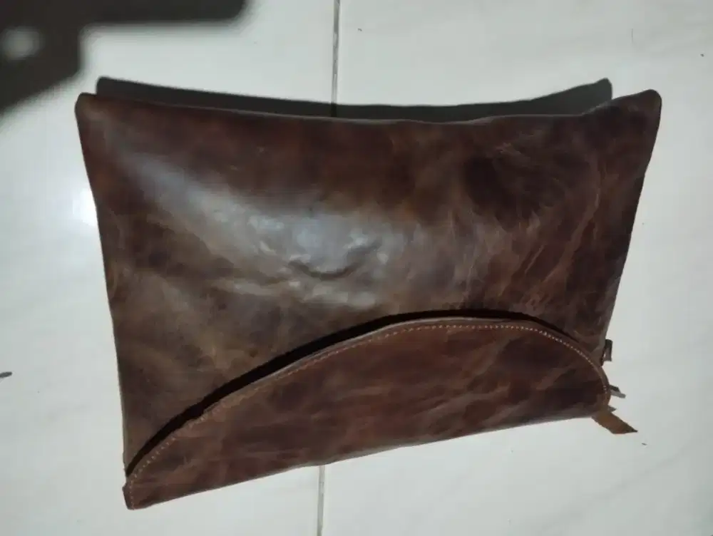 Tas genggam pouch kulit