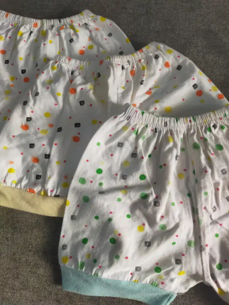 Celana pendek bayi