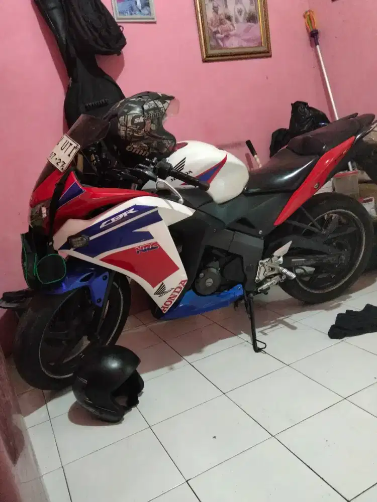 Cb150R tahun 2011 injeksi motor bagus karna motor simpenan ajh