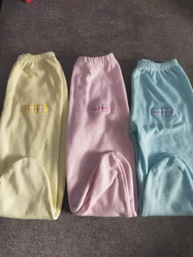 Celana panjang tutup kaki bayi