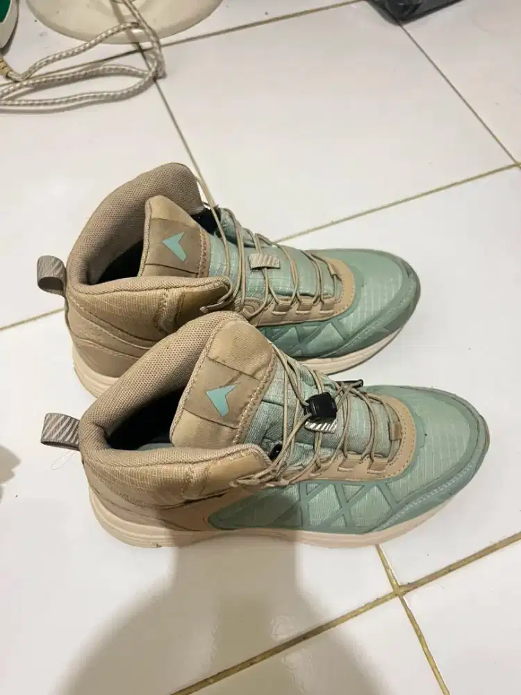Sepatu Hiking Wanita