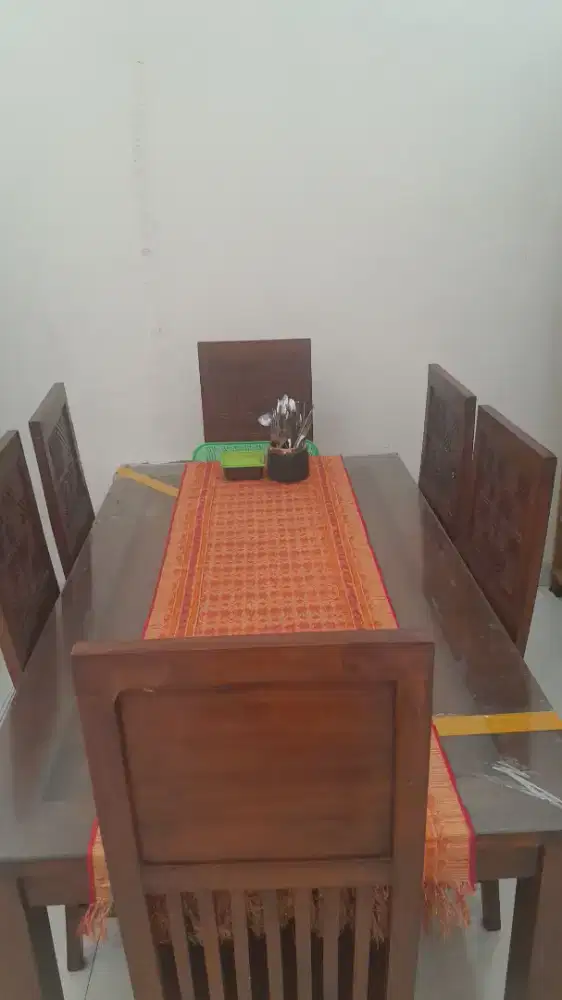 Meja makan jati