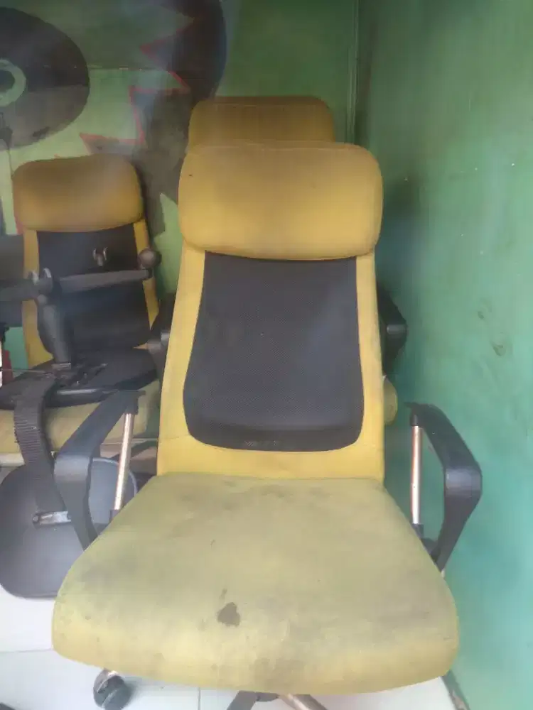 Di jual aja Kursi2 kantor nya.