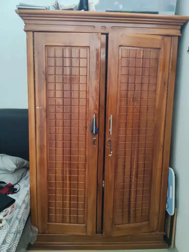 Lemari pakaian jati