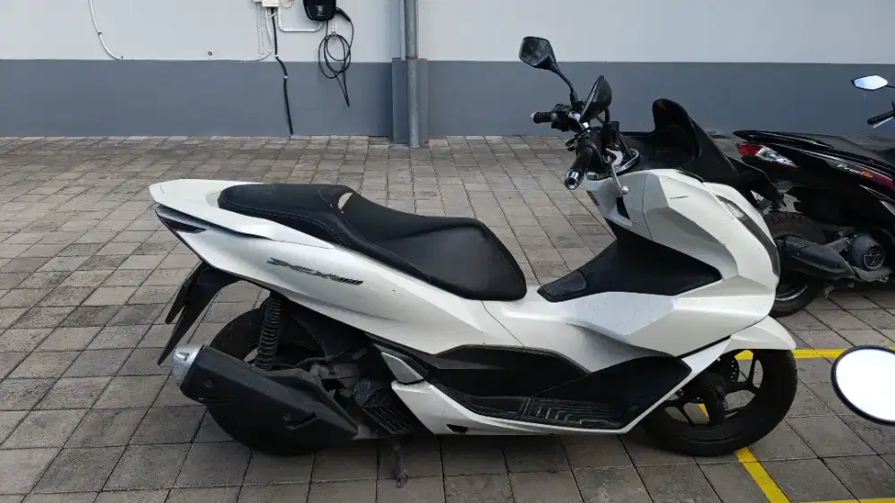 Motor honda PCX Putih ABS
