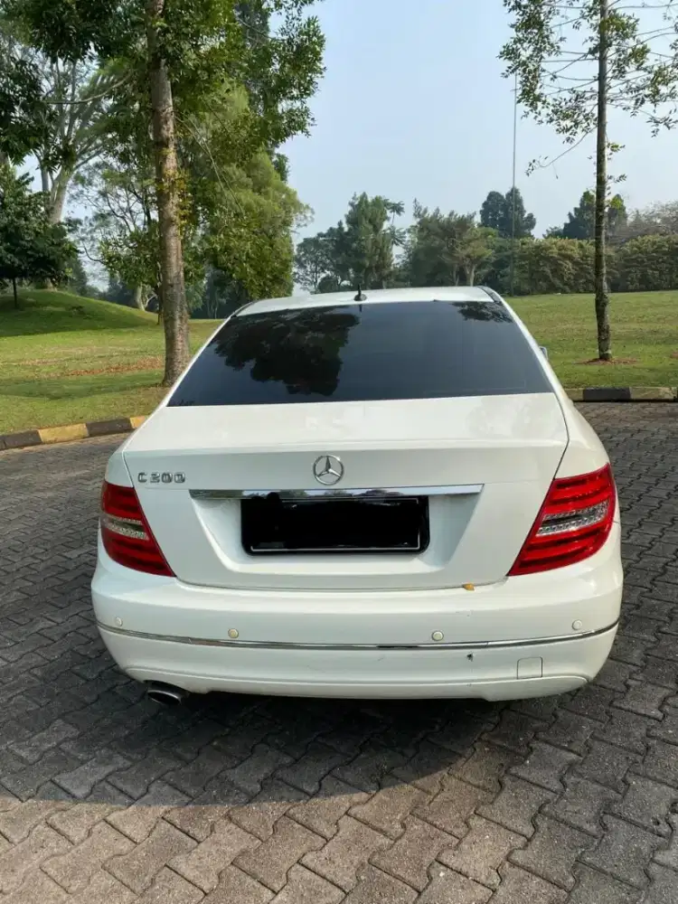Di jual mobil Mercedes Benz wrna putih