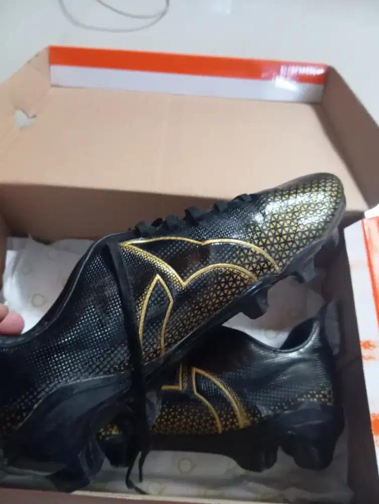 Sepatu bola ORI rasa baru