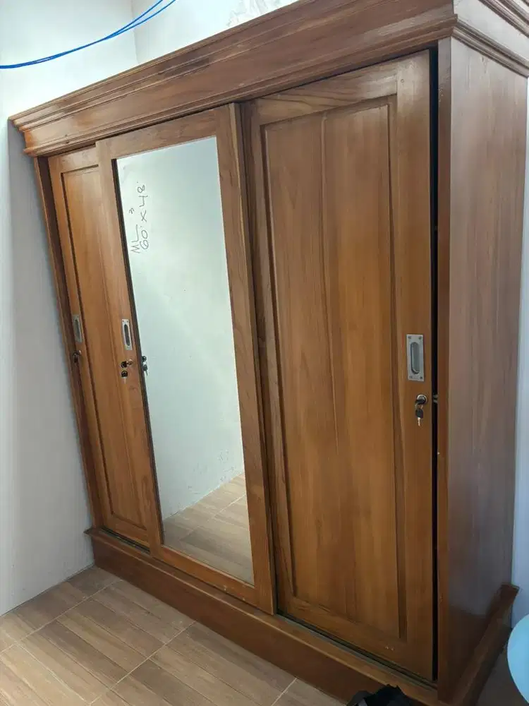 Dijual lemari kayu jati asli