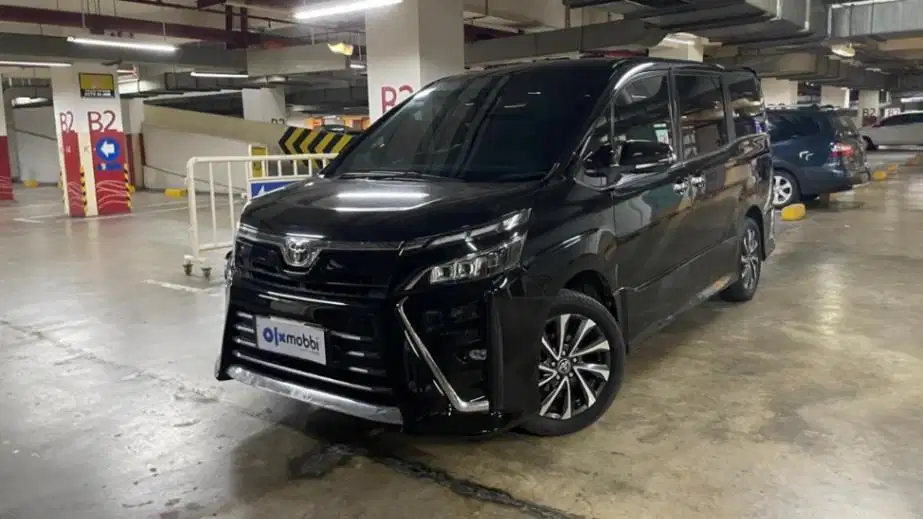 DP MURAH Toyota Voxy 2.0 Bensin-AT 2018 Hitam CWVCB