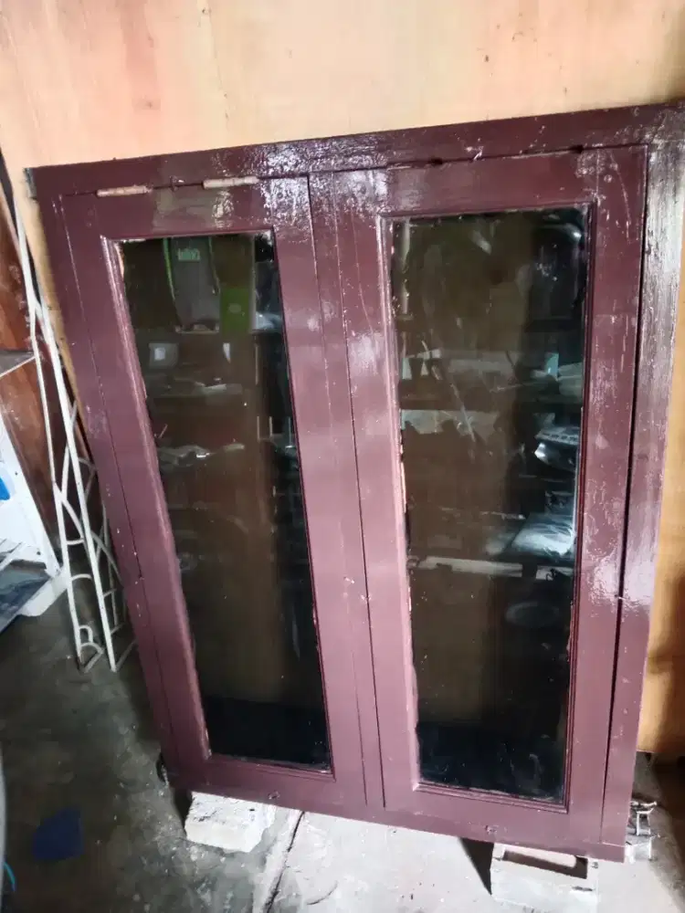 Jendela gendong kayu kamper 97×131 bekas