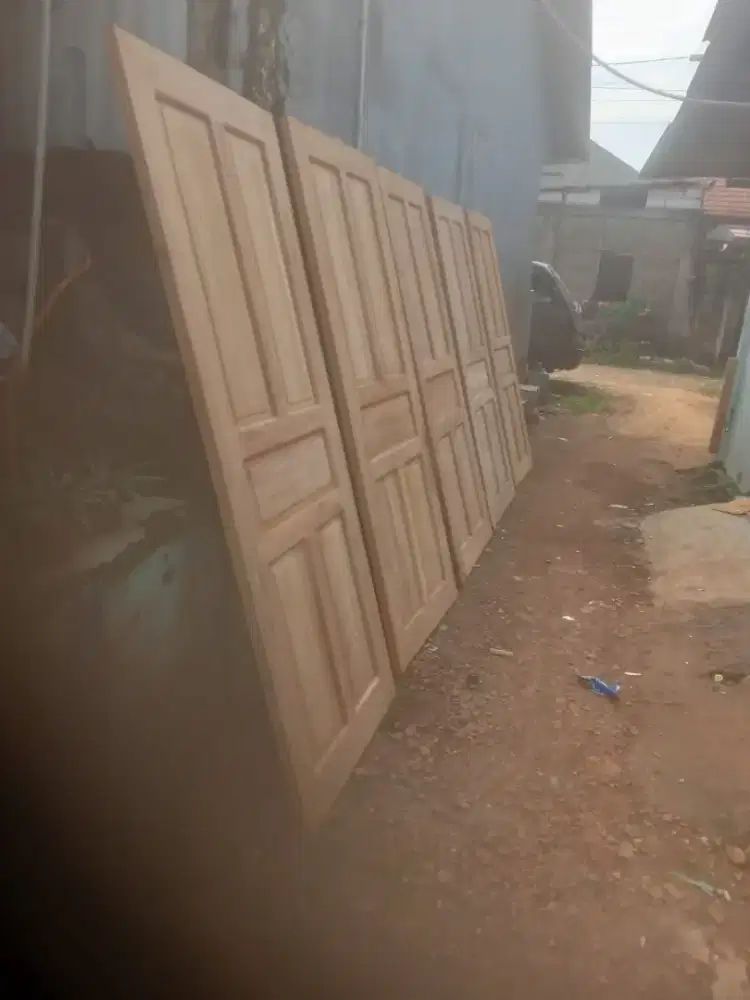 DI JUAL PINTU BERBAHAN MAHONI.