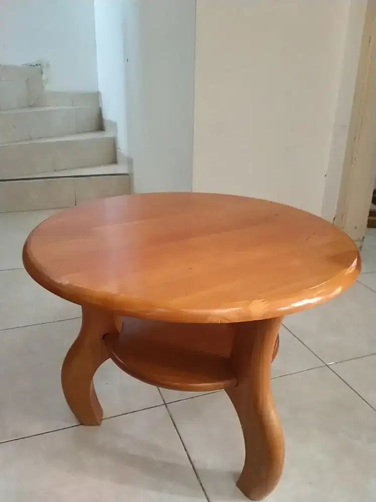 Meja Bundar Kayu Solid - Kondisi Bagus