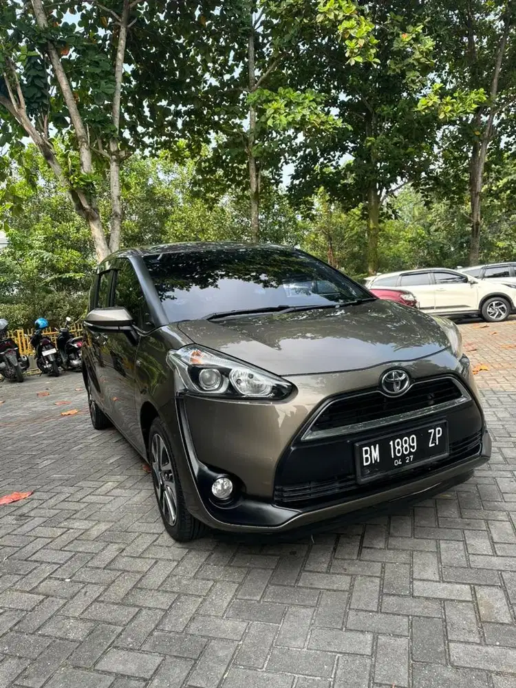 Toyota Sienta V 1.5 AT 2017 km low