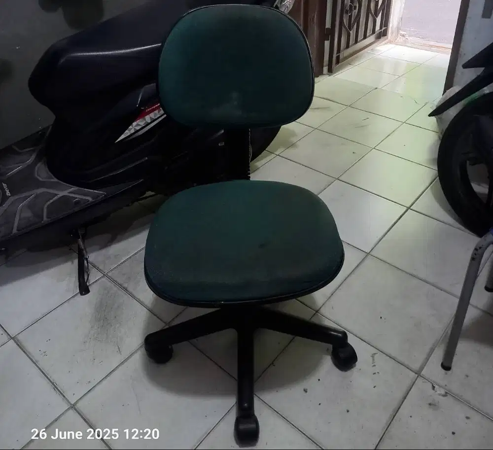 Kursi Kantor/Putar,O8I3 IO7 55OOO,Roda lancar,layak pakai,murah,75rb.