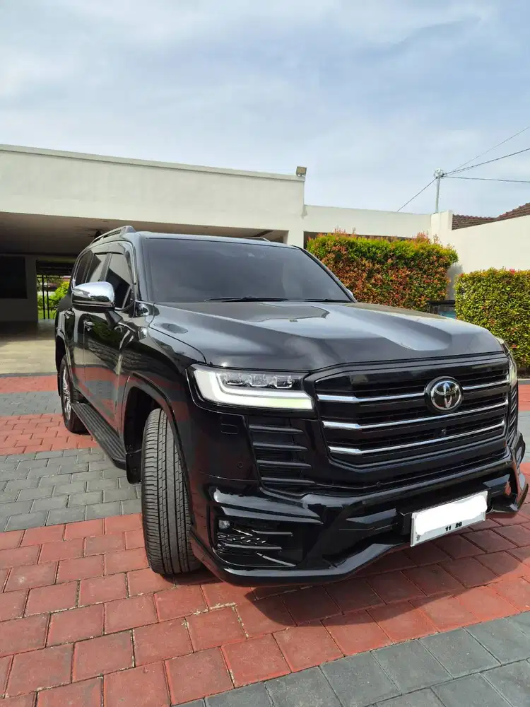 Dijual Toyota Land Cruiser 300 VXR 2023 Hitam AT Plat BK Medan