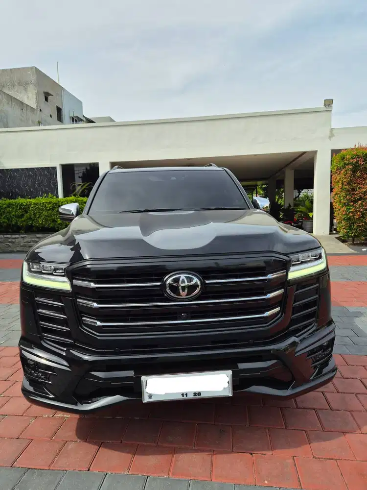 Dijual Toyota Land Cruiser 300 VXR 2023 Hitam AT Plat BK Medan